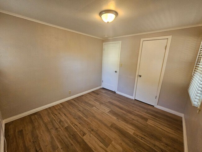 Building Photo - 2 Bedroom 1 Bath Upstairs Apartment in Chico!