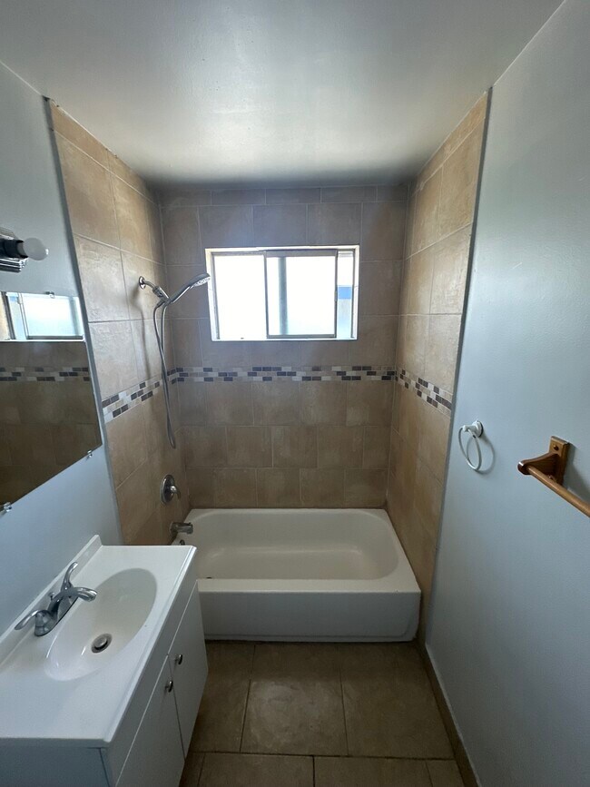 Building Photo - 1026 S Flower Apartments