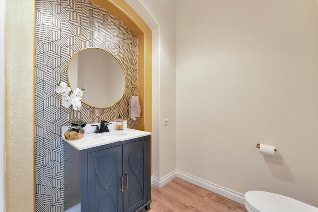 Building Photo - Queensridge Beauty - 5 bedroom on a 1/4+ acre lot