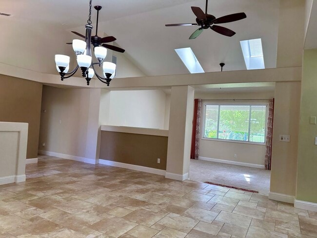 Building Photo - Beautiful well maintained home! Excellent ...