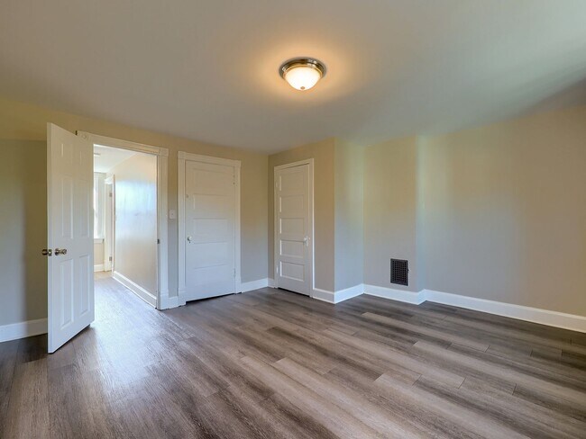 Building Photo - 4 Bedroom Home