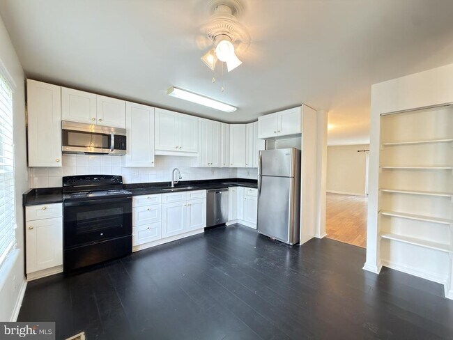 Building Photo - 23 Valley Crossing Cir