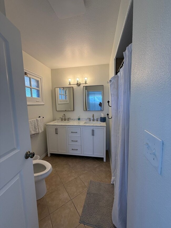 Building Photo - Remodeled - 3 bed, 2 bath single story home in Thousand Oaks