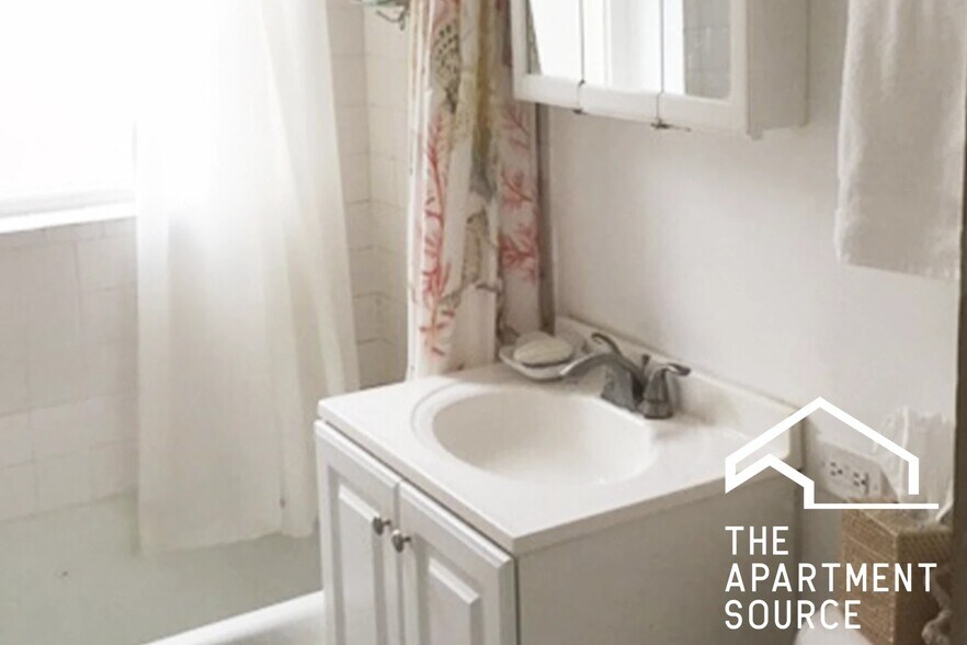 Building Photo - 918 Green Bay Rd