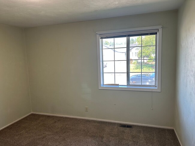 Building Photo - Large 2 bedroom 2 bathroom duplex with gar...