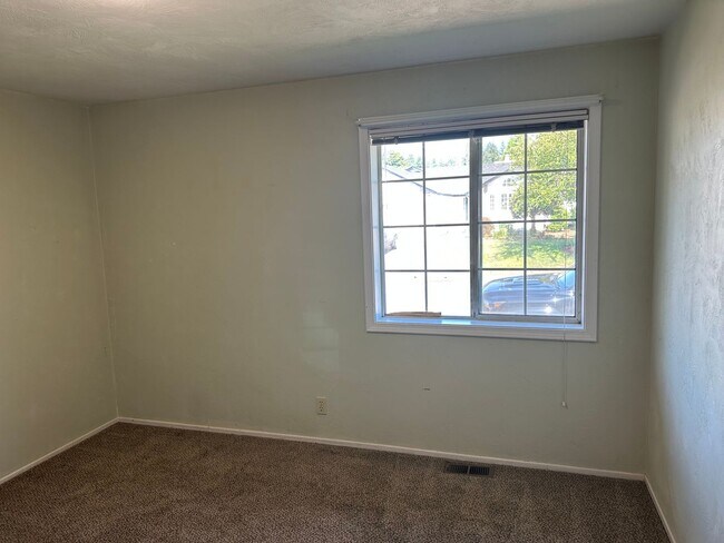 Building Photo - Large 2 bedroom 2 bathroom duplex with garage!