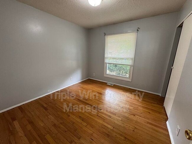 Building Photo - 220 Falcon Dr