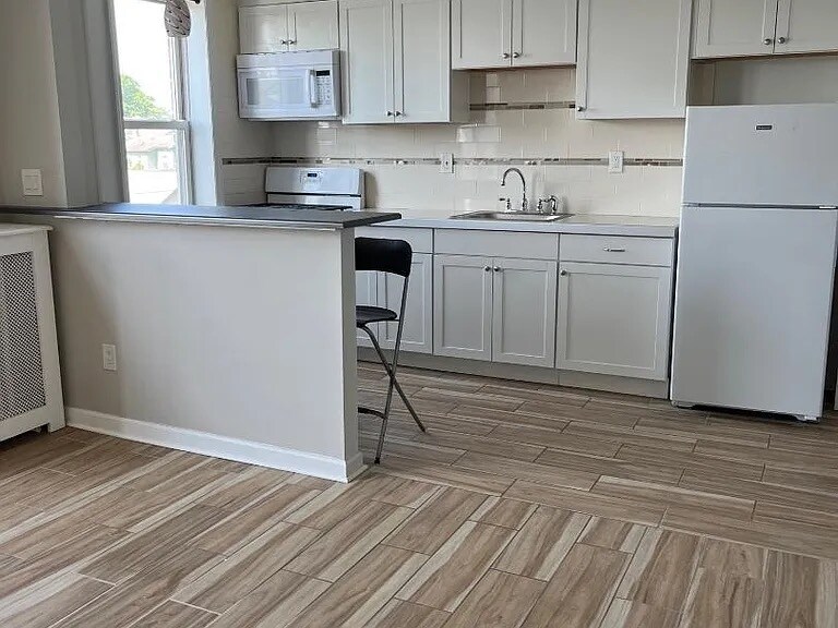 Building Photo - 5-7 Royalton Pl