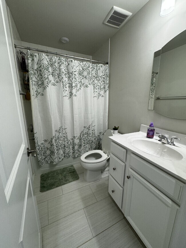 Building Photo - Luxurious 4-Bedroom Townhouse with 3.5 Bat...