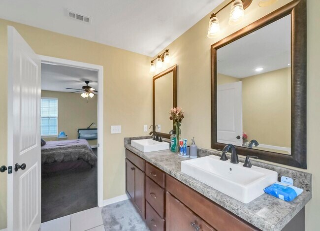 Building Photo - 220 Wainwright Dr