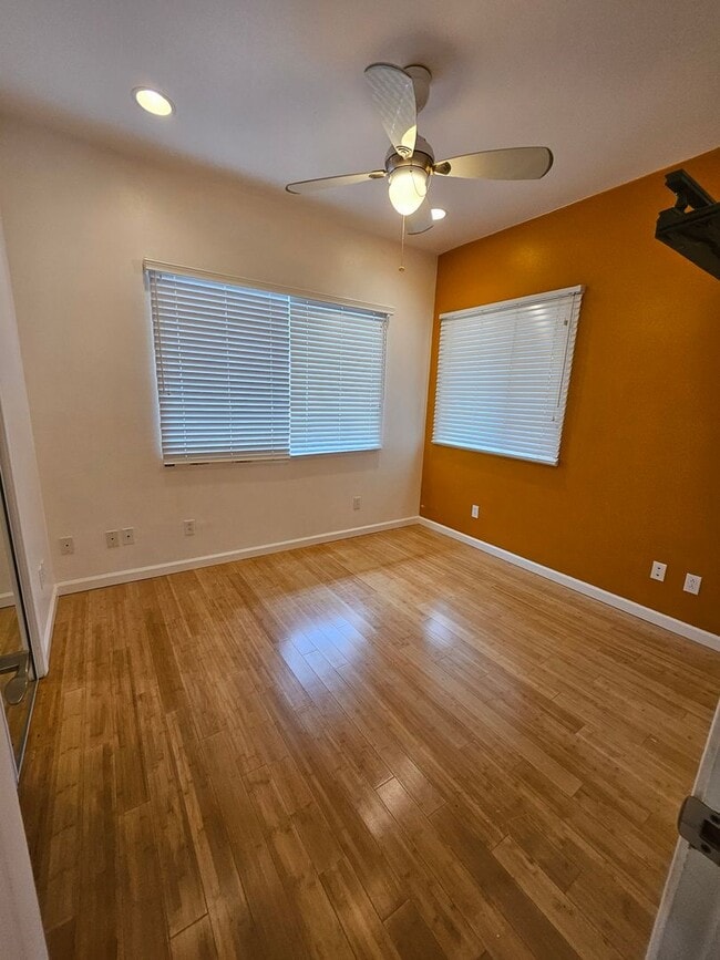 Building Photo - Lovely & spacious 3 bedroom 2 bath home (u...