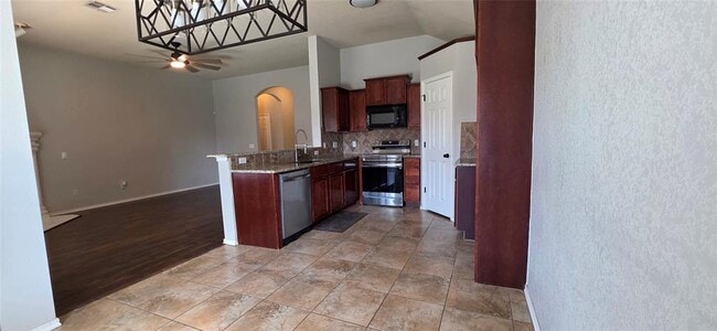 Building Photo - 913 Desert Trail