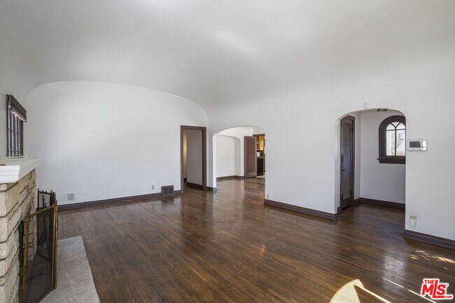 Building Photo - 131 N Citrus Ave