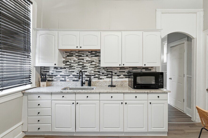 Building Photo - 2711 Allen Ave