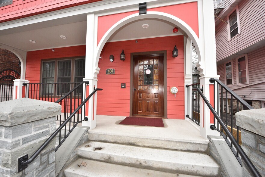 Primary Photo - 406 Stewart Ave