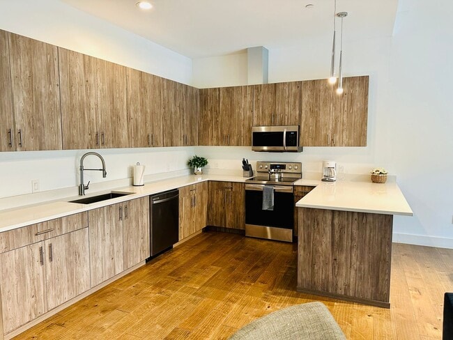 Building Photo - Modern 1 Bedroom in The Cedars