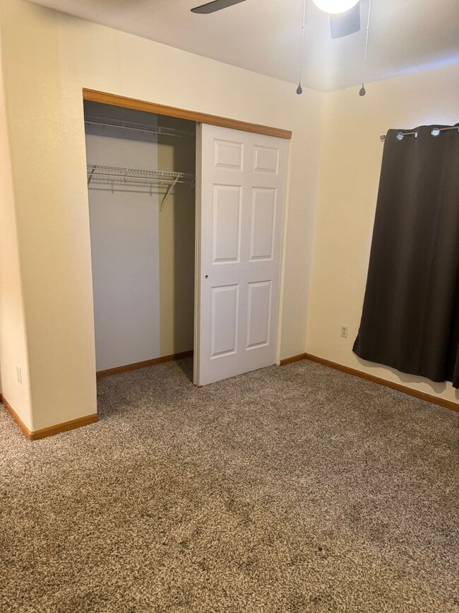 Building Photo - Charming 5 Bedroom