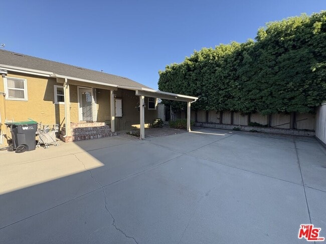 Building Photo - 2417 Andreo Ave