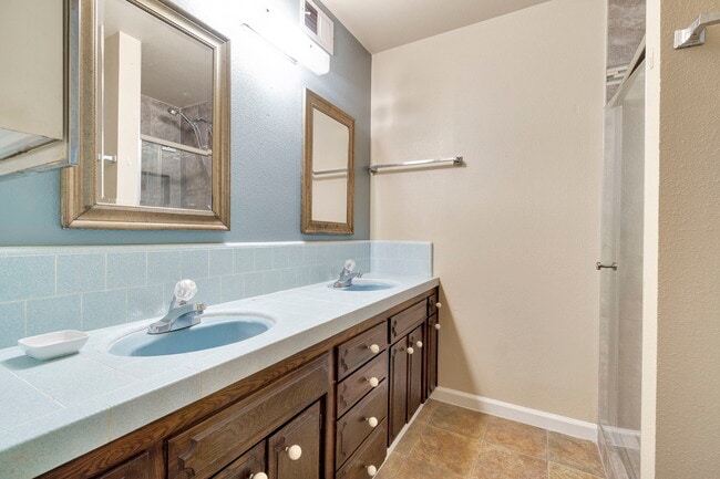 Building Photo - 1564 E Escalon Ave