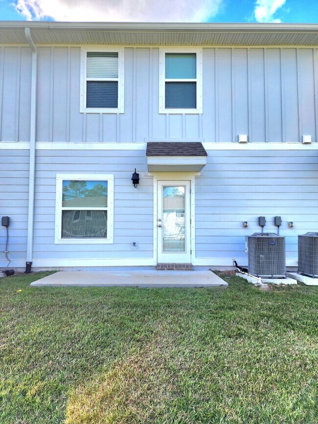 Building Photo - Discover this Stunning 3/2.5 Townhome w/ Pool and Dog Park!