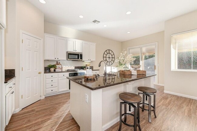 Building Photo - Gorgeous Roseville 4 Bedroom