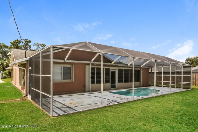 Building Photo - 2307 SW Kent Cir