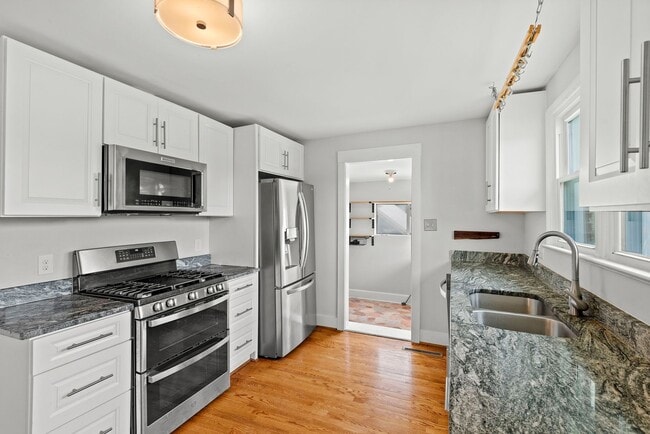 Building Photo - Gorgeous Home in Durham Near Downtown