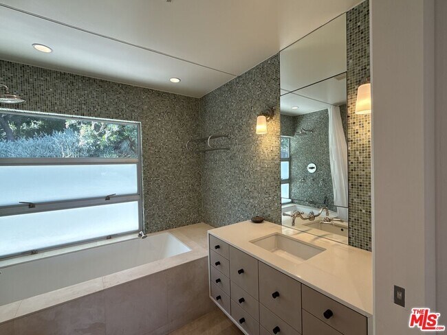 Building Photo - 2243 Silver Ridge Ave