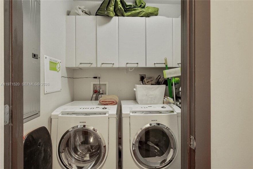 Building Photo - 1050 Brickell Ave