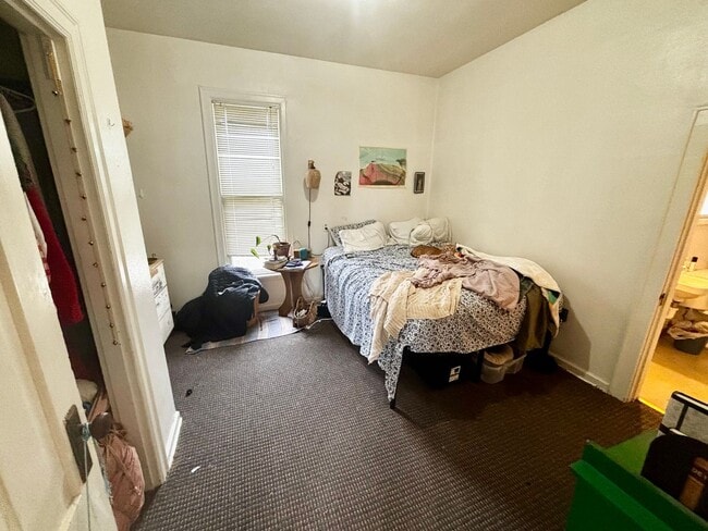 Building Photo - 404 S Van Buren St