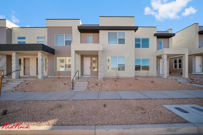 Building Photo - 3 Bedroom Townhome in Desert Color