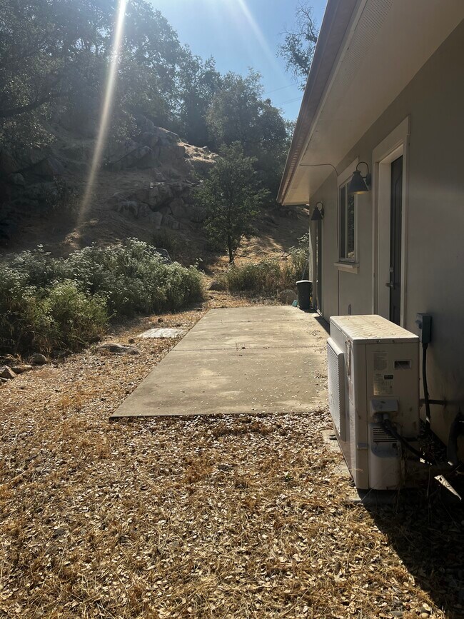 Building Photo - 40642 Sierra Dr