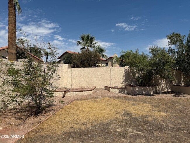 Building Photo - 1733 N La Rosa Dr