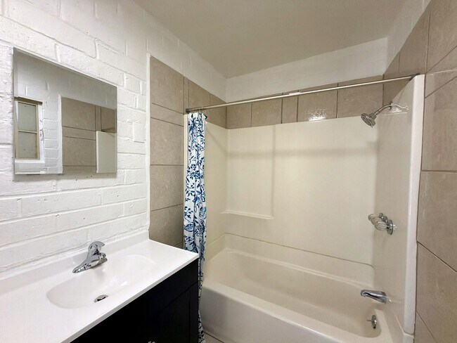 Building Photo - AVAILABLE NOW!! 2 Bedroom 1 Bathroom Apartment in Palm Desert!