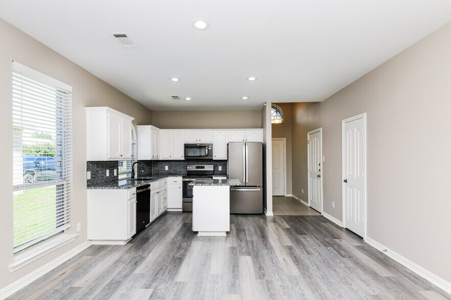 Building Photo - 10505 Big Oak Dr