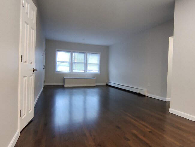 Building Photo - Coolidge Corner Area of Brookline. In-Unit Washer and Dryer, Heat, Hot Water Included, Bonus Room