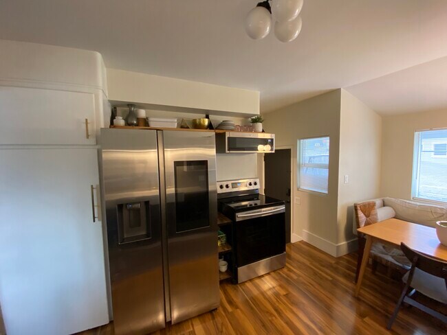 Building Photo - 517 W Milwaukee Dr