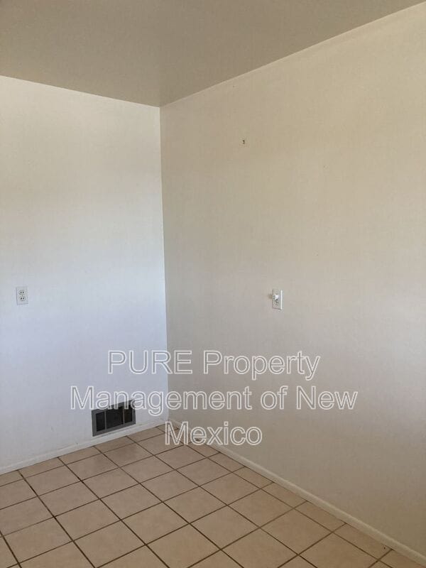 Building Photo - 712 Cagua Dr NE