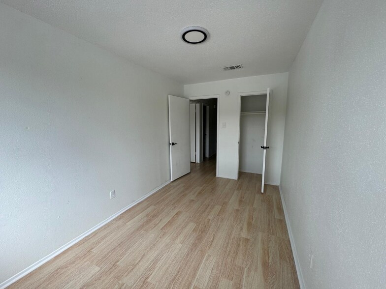 Building Photo - 6685 Kentwick Dr