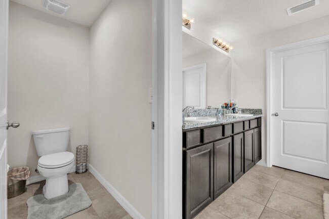 Building Photo - Spacious 5-Bedroom Home with Resort-Style ...