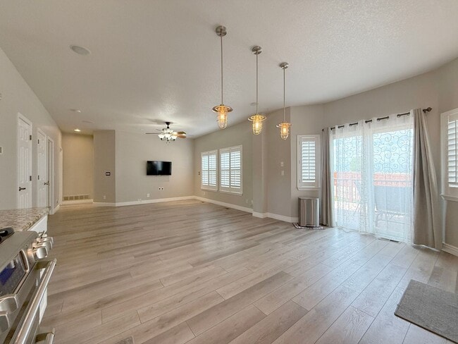 Building Photo - Rare Mountain View Gem for Rent in Erie!