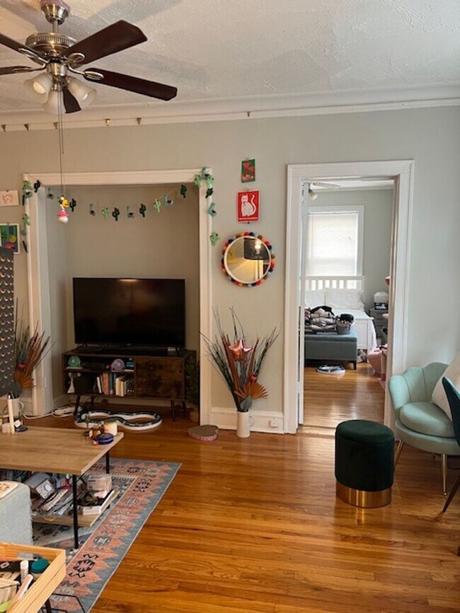 Building Photo - Large, Evanston 1BR! Heat Included - Elmwo...