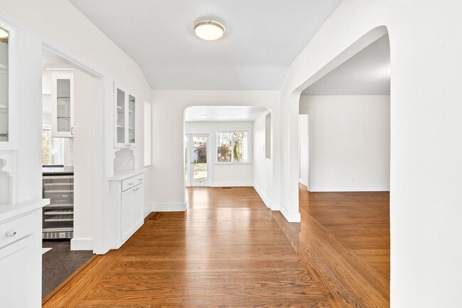 Building Photo - Charming & Spacious Single Family Home