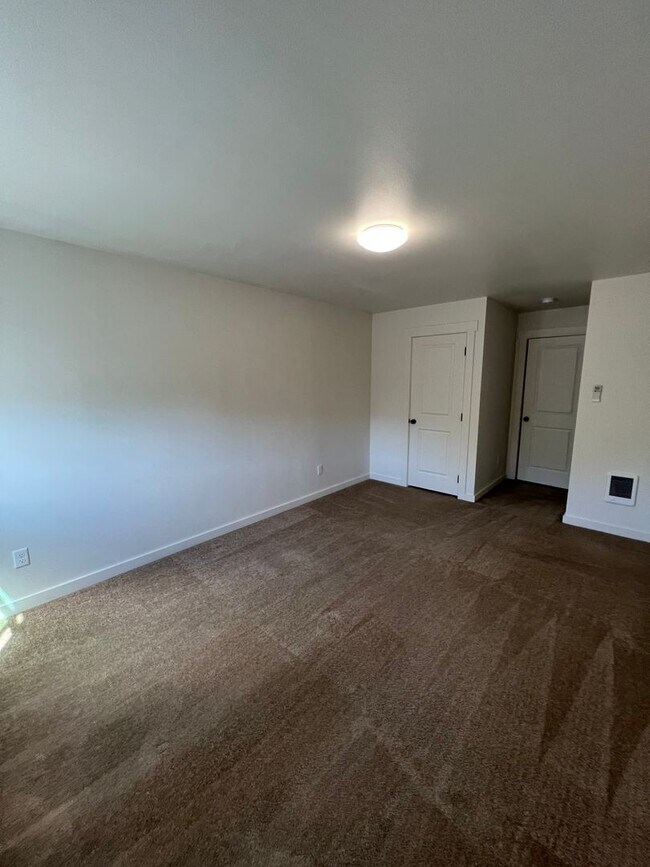 Building Photo - 4.5 Bathrooms ! 4 large bedrooms! Close to CWU
