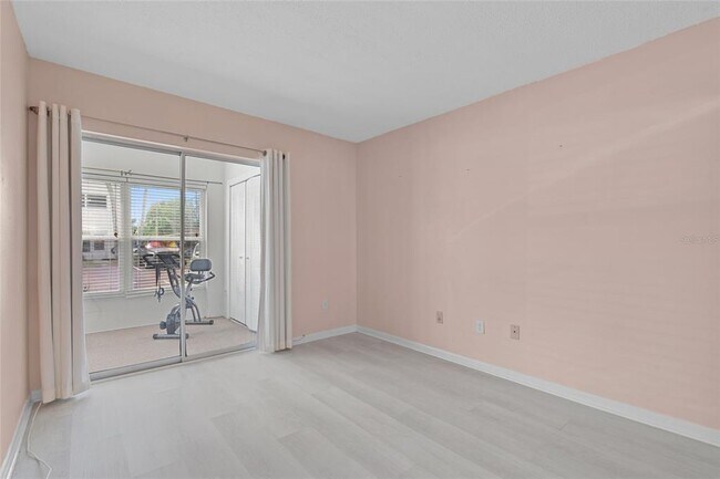 Building Photo - 209 NE Lincoln Cir N