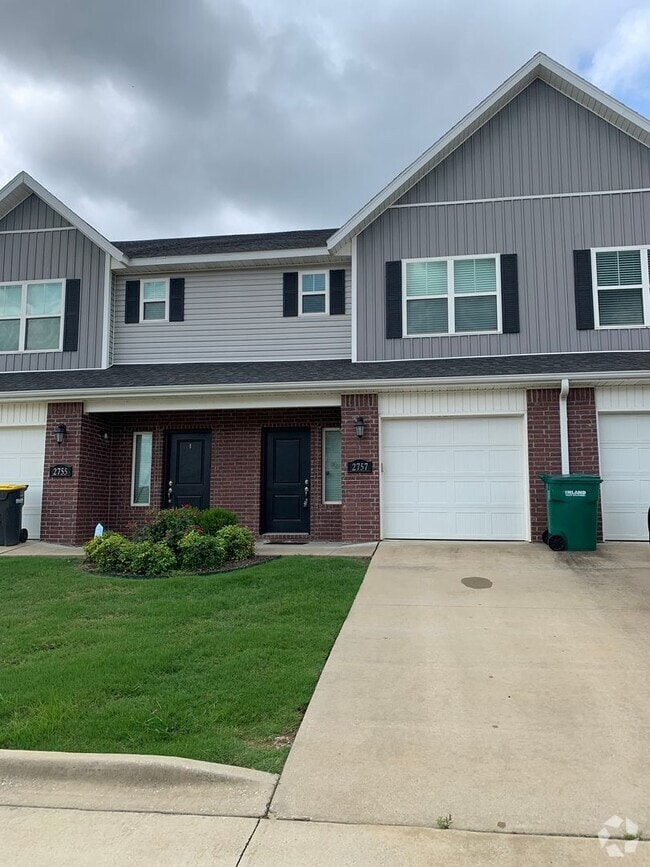 Building Photo - 3 Bedroom, 2 Bath, Single car garage Townh...