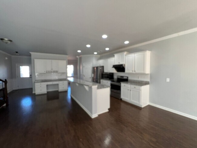 Building Photo - 4 Bedroom 3 Bath - Gorgeous Backyard in Le...