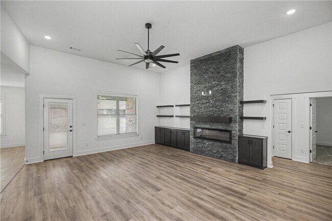 Building Photo - 2102 Dagan St