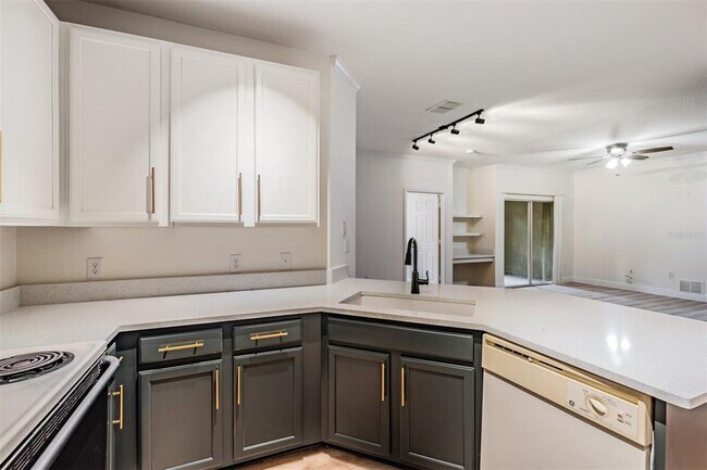 Building Photo - 10108 Courtney Oaks Cir