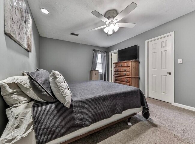 Building Photo - 4925 Farmstead Ct NE